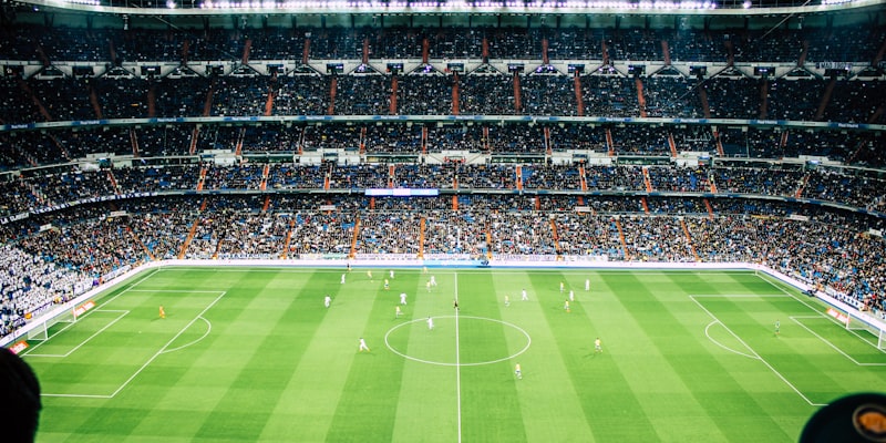 西班牙足球甲级联赛标志性画面，皇家马德里与巴塞罗那国家德比